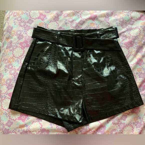 Princess Polly faux croc black shorts w/belt size 2 - Picture 2 of 10